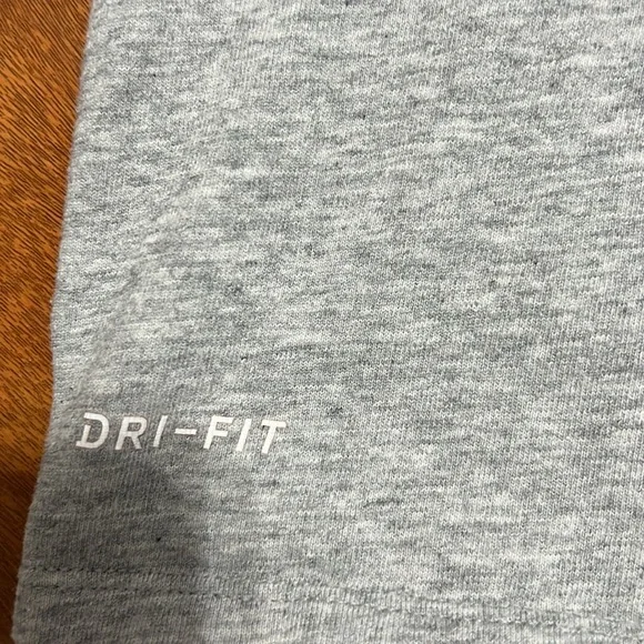 The Nike Tee Dri-Fit Size Large - Picture 8 of 9